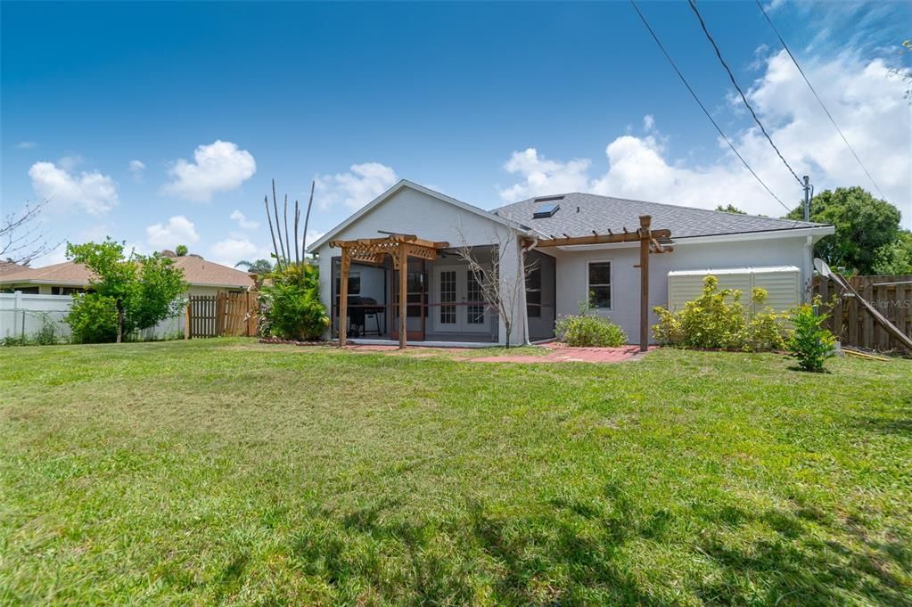 Activo con contrato: $375,000 (4 camas, 2 baños, 1814 Pies cuadrados)