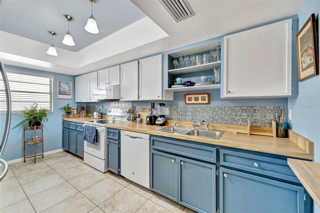 For Sale: $275,000 (2 beds, 2 baths, 1224 Square Feet)