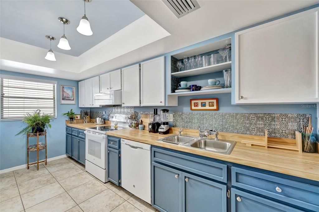 For Sale: $275,000 (2 beds, 2 baths, 1224 Square Feet)