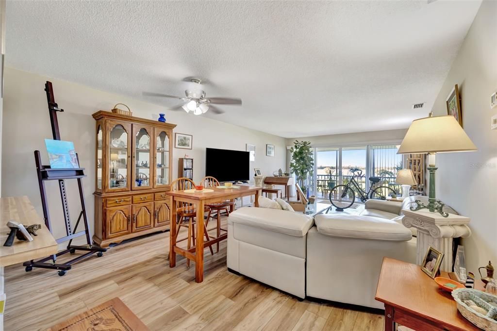 For Sale: $275,000 (2 beds, 2 baths, 1224 Square Feet)
