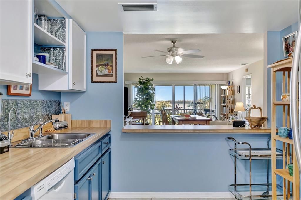 For Sale: $275,000 (2 beds, 2 baths, 1224 Square Feet)