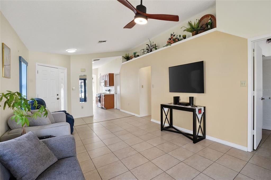 For Sale: $240,000 (2 beds, 2 baths, 1028 Square Feet)