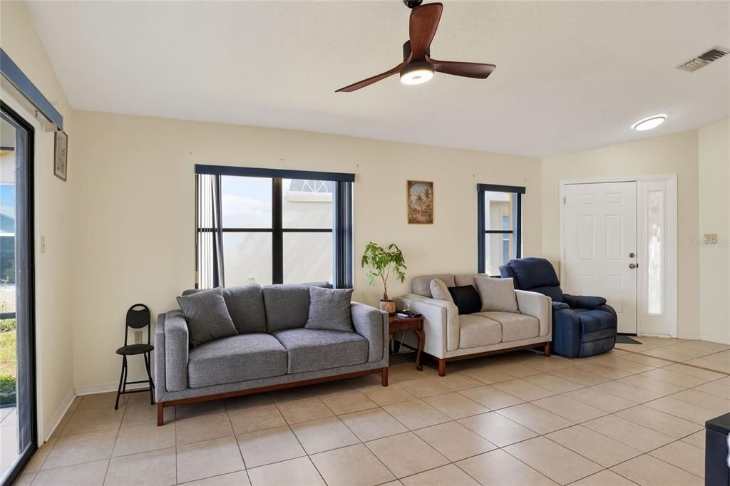 For Sale: $240,000 (2 beds, 2 baths, 1028 Square Feet)