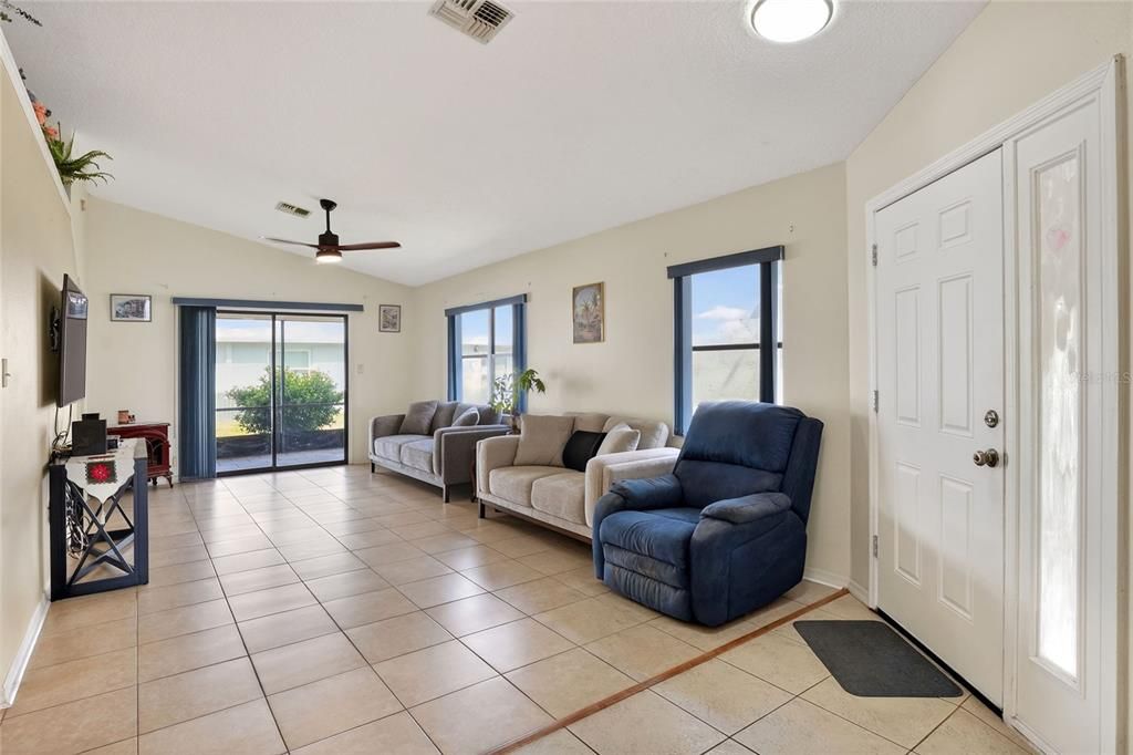 For Sale: $240,000 (2 beds, 2 baths, 1028 Square Feet)