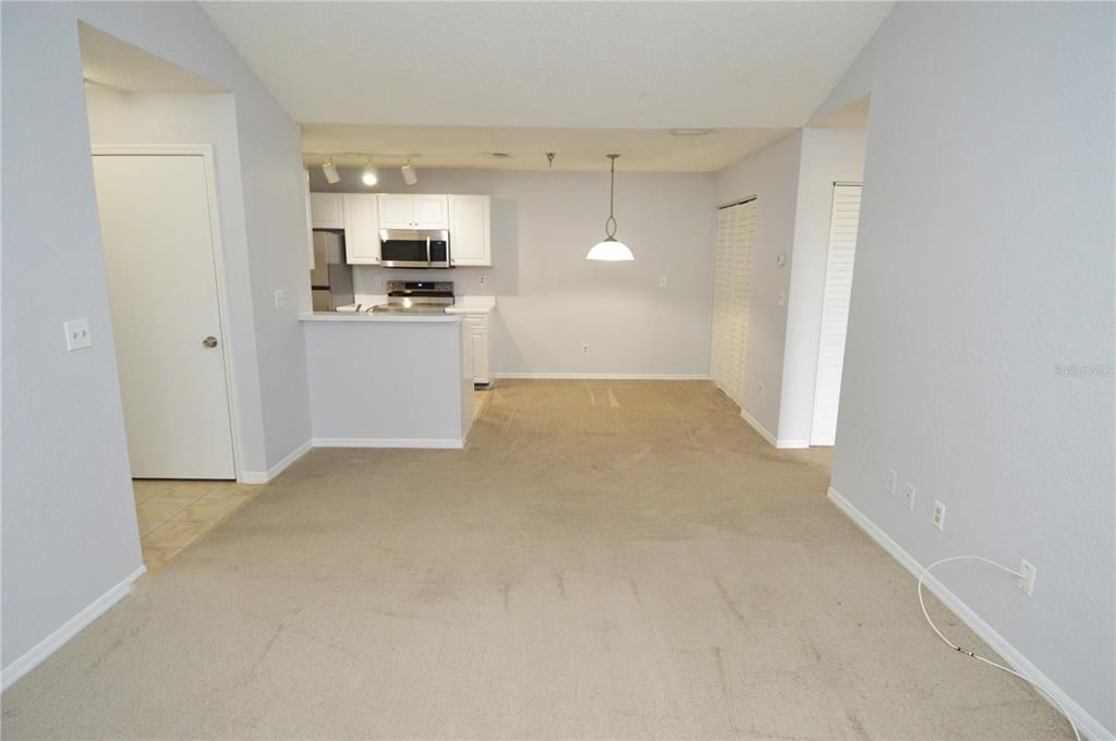 Active With Contract: $1,400 (1 beds, 1 baths, 729 Square Feet)