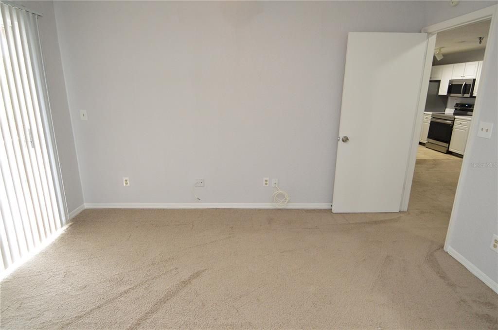 Active With Contract: $1,400 (1 beds, 1 baths, 729 Square Feet)