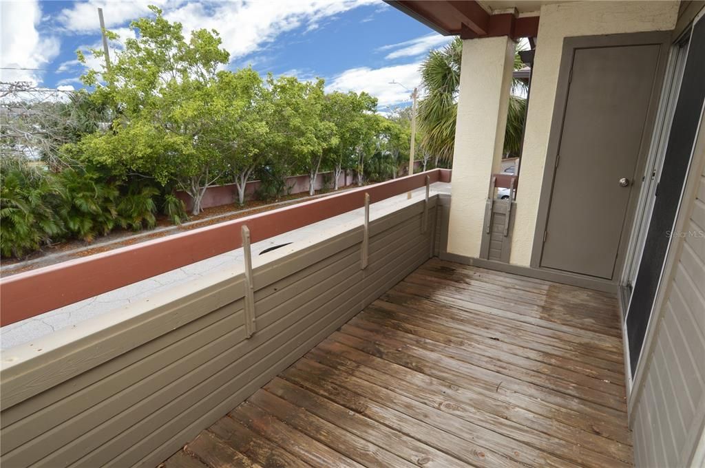 Active With Contract: $1,400 (1 beds, 1 baths, 729 Square Feet)