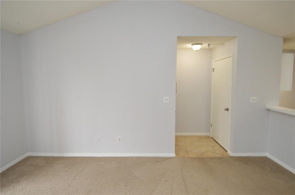 Active With Contract: $1,400 (1 beds, 1 baths, 729 Square Feet)