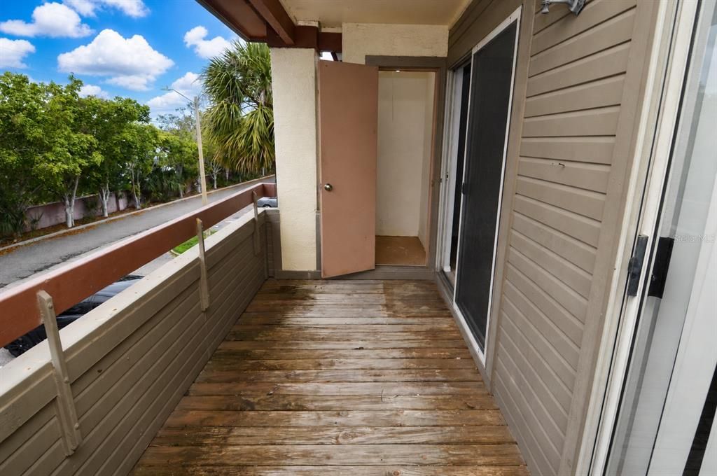 Active With Contract: $1,400 (1 beds, 1 baths, 729 Square Feet)