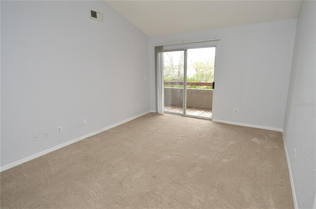 Active With Contract: $1,400 (1 beds, 1 baths, 729 Square Feet)