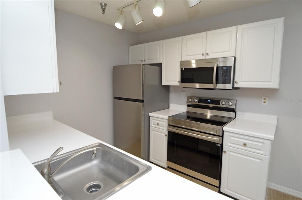 Active With Contract: $1,400 (1 beds, 1 baths, 729 Square Feet)