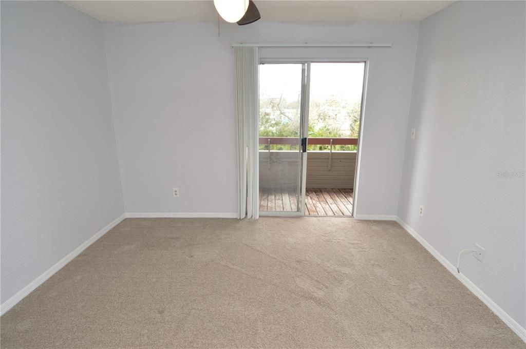 Active With Contract: $1,400 (1 beds, 1 baths, 729 Square Feet)