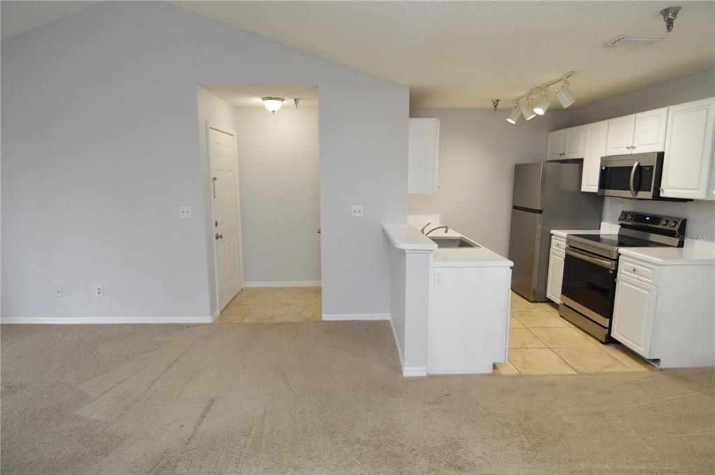 Active With Contract: $1,400 (1 beds, 1 baths, 729 Square Feet)