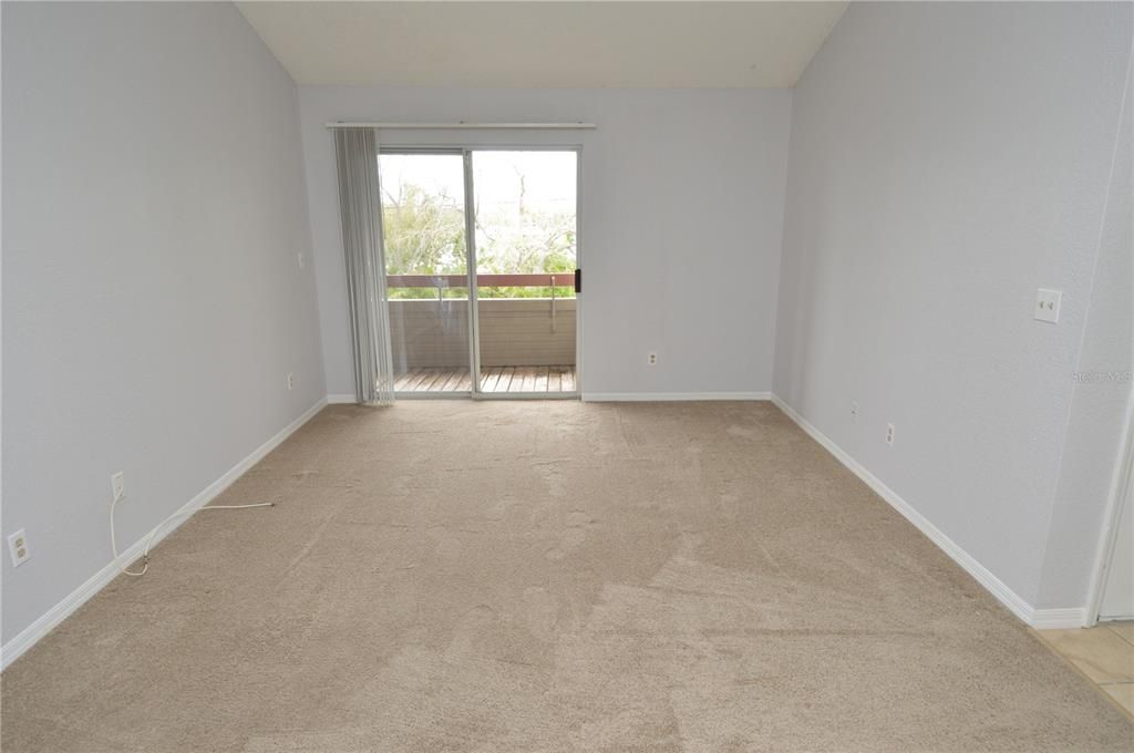 Active With Contract: $1,400 (1 beds, 1 baths, 729 Square Feet)