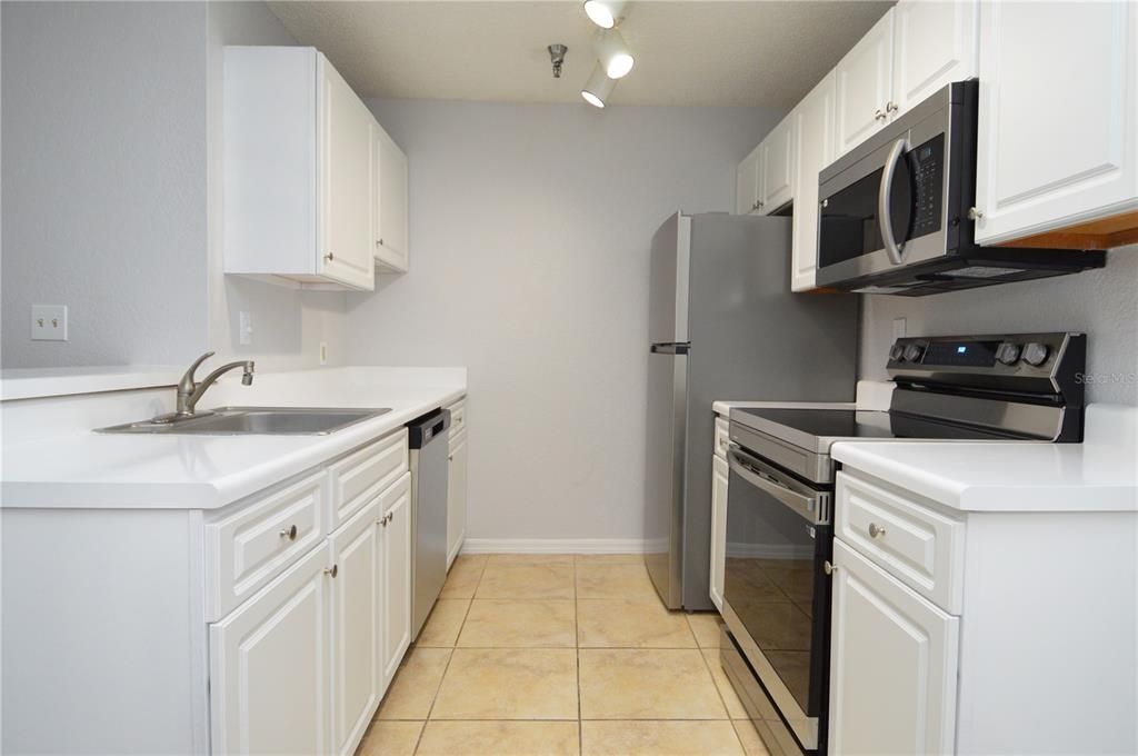 Active With Contract: $1,400 (1 beds, 1 baths, 729 Square Feet)