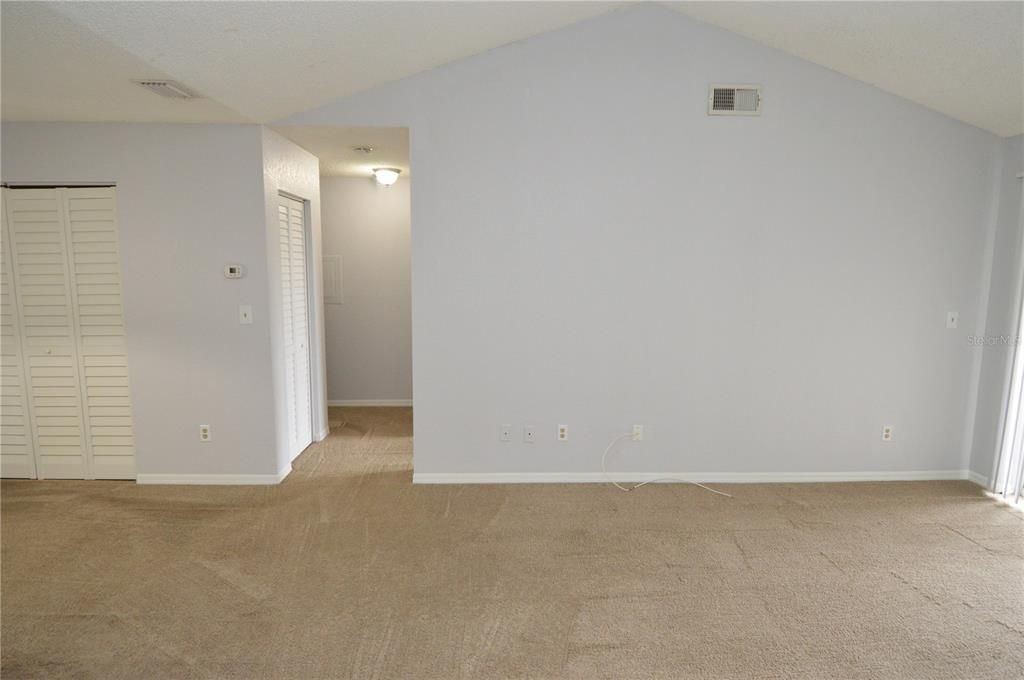 Active With Contract: $1,400 (1 beds, 1 baths, 729 Square Feet)