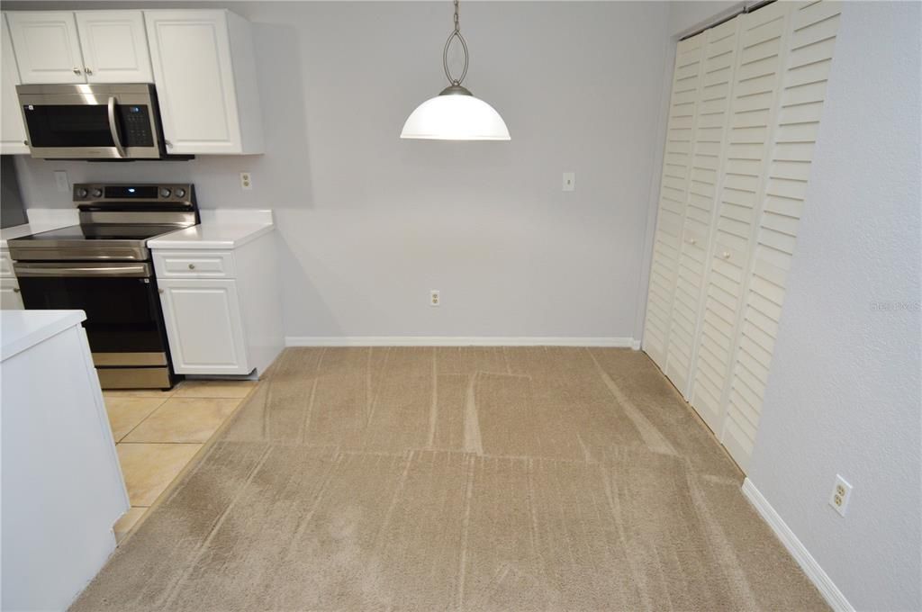 Active With Contract: $1,400 (1 beds, 1 baths, 729 Square Feet)