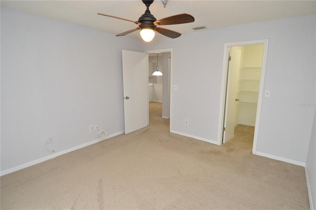 Active With Contract: $1,400 (1 beds, 1 baths, 729 Square Feet)