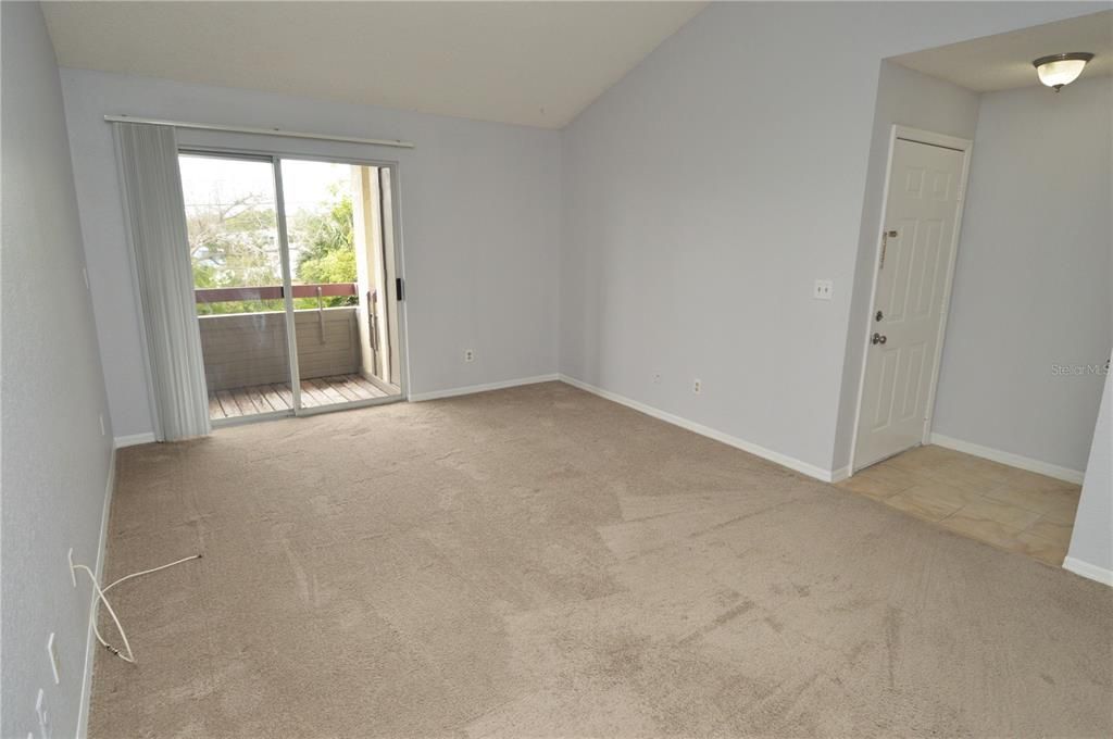Active With Contract: $1,400 (1 beds, 1 baths, 729 Square Feet)