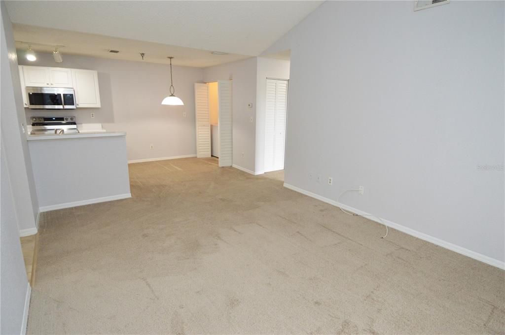 Active With Contract: $1,400 (1 beds, 1 baths, 729 Square Feet)