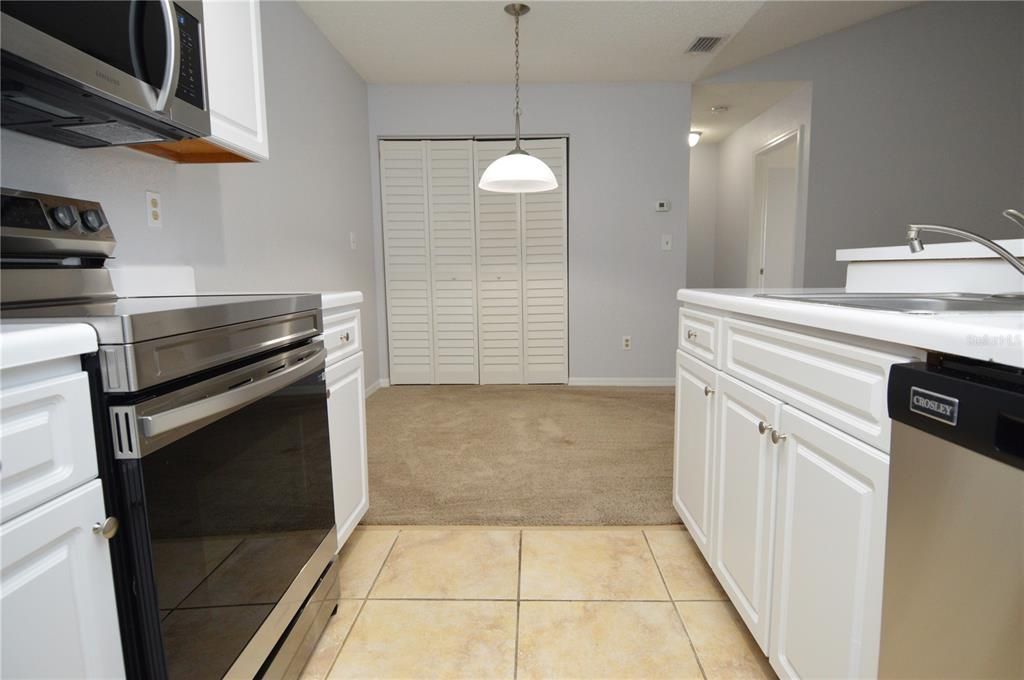 Active With Contract: $1,400 (1 beds, 1 baths, 729 Square Feet)