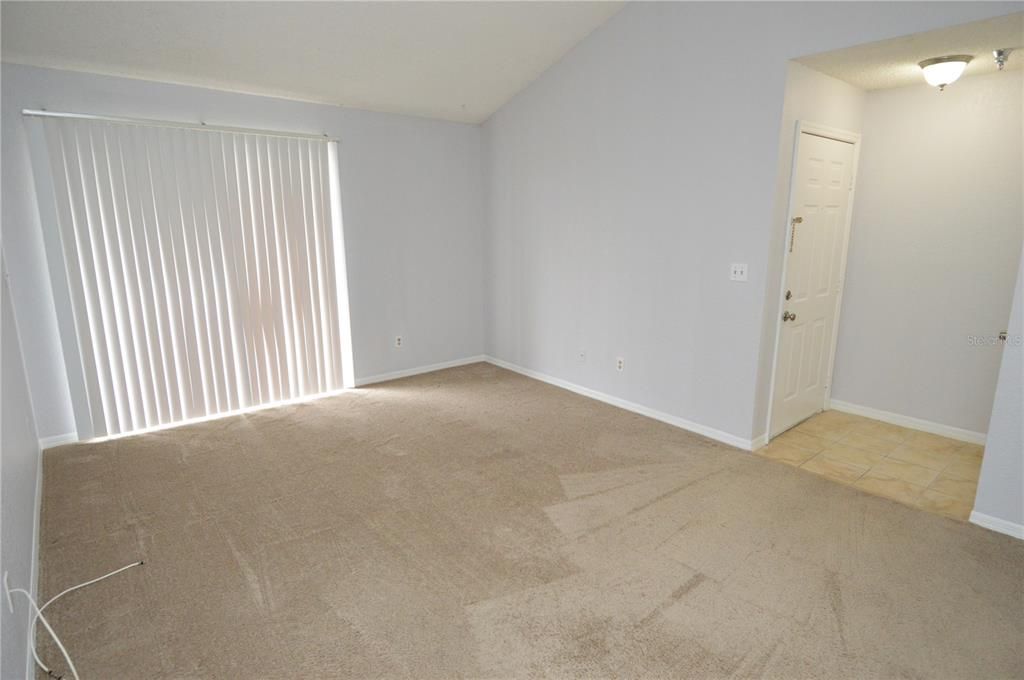 Active With Contract: $1,400 (1 beds, 1 baths, 729 Square Feet)