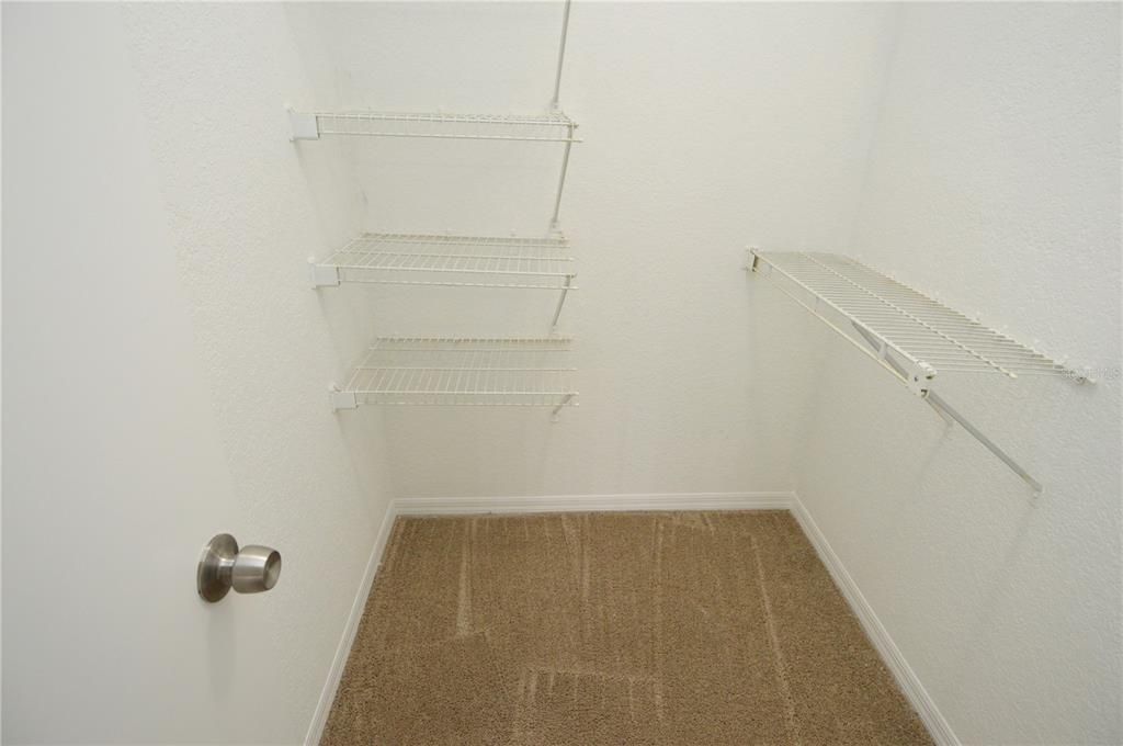 Active With Contract: $1,400 (1 beds, 1 baths, 729 Square Feet)