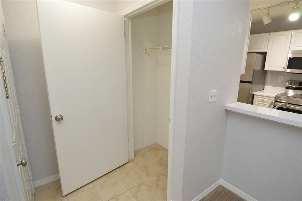 Active With Contract: $1,400 (1 beds, 1 baths, 729 Square Feet)