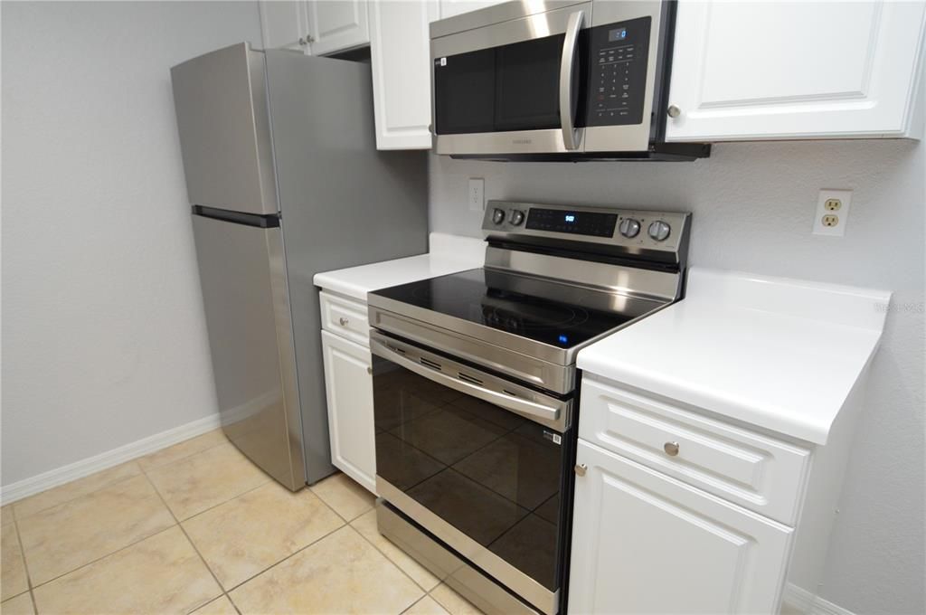 Active With Contract: $1,400 (1 beds, 1 baths, 729 Square Feet)