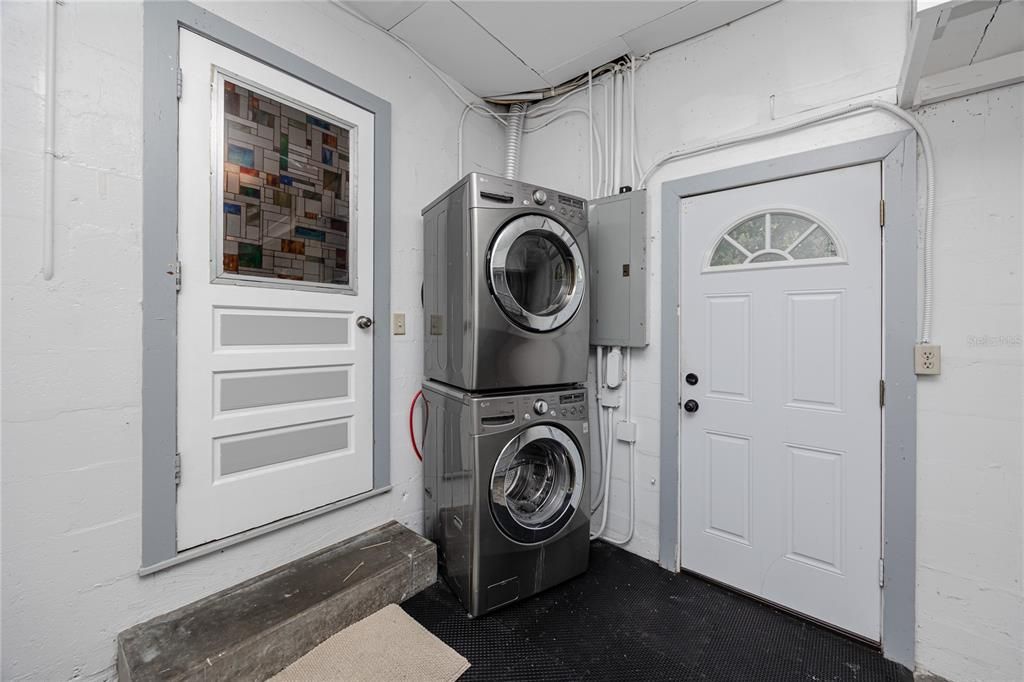 Active With Contract: $459,000 (3 beds, 2 baths, 1409 Square Feet)