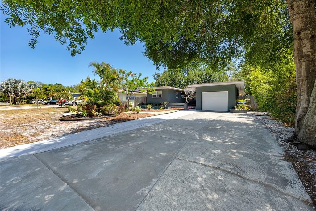 Active With Contract: $459,000 (3 beds, 2 baths, 1409 Square Feet)