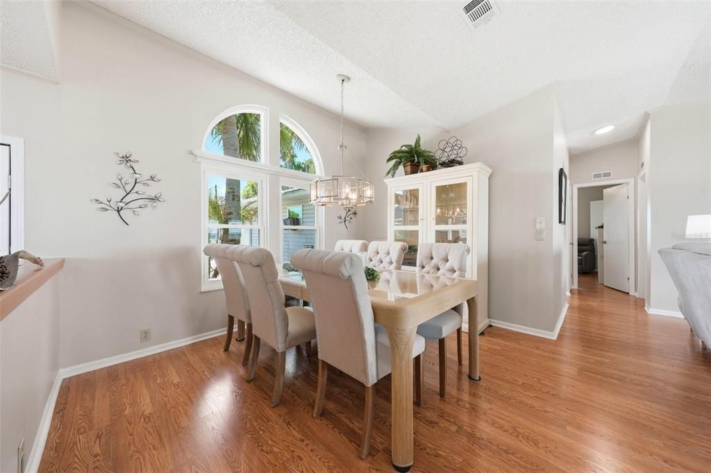 For Sale: $369,000 (3 beds, 2 baths, 1663 Square Feet)