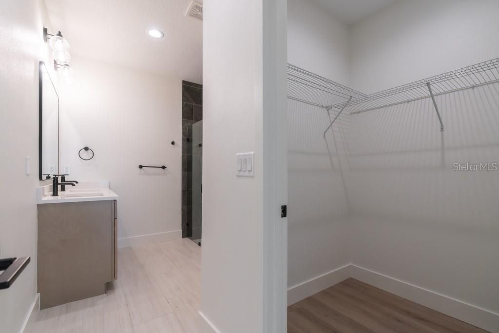 В аренду: $2,300 (4 спален, 2 ванн, 1437 Квадратных фут)