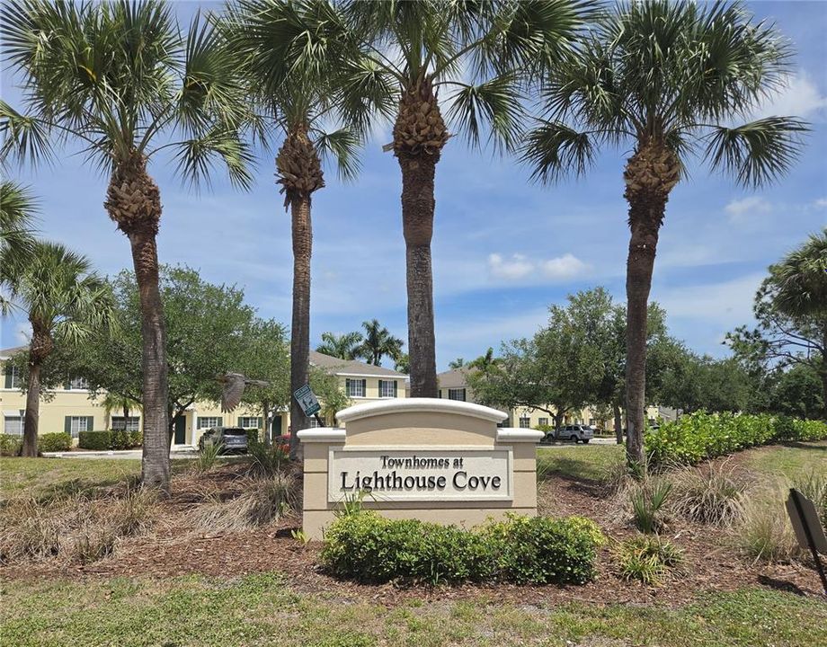 Active With Contract: $239,900 (2 beds, 2 baths, 1429 Square Feet)