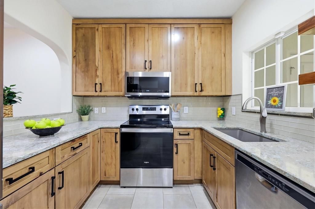 Active With Contract: $239,900 (2 beds, 2 baths, 1429 Square Feet)