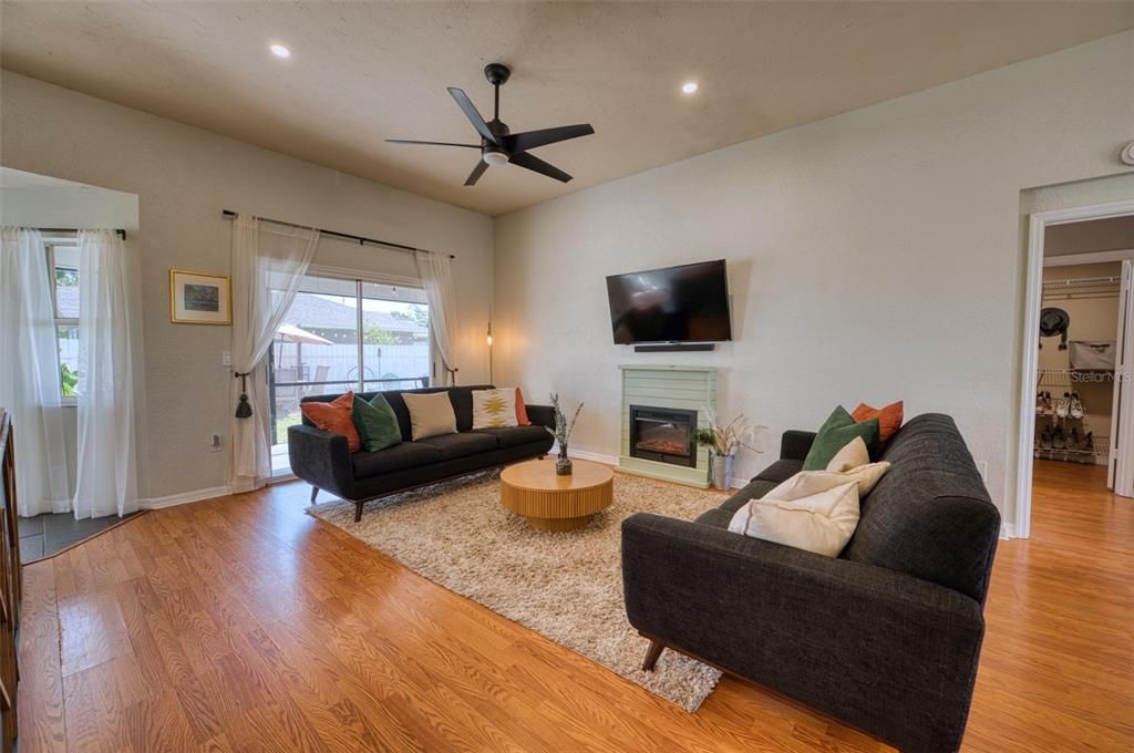 Activo con contrato: $340,000 (3 camas, 2 baños, 1570 Pies cuadrados)