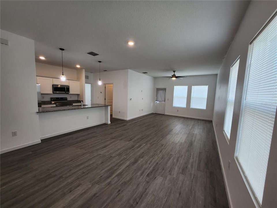 For Rent: $2,049 (3 beds, 2 baths, 1420 Square Feet)