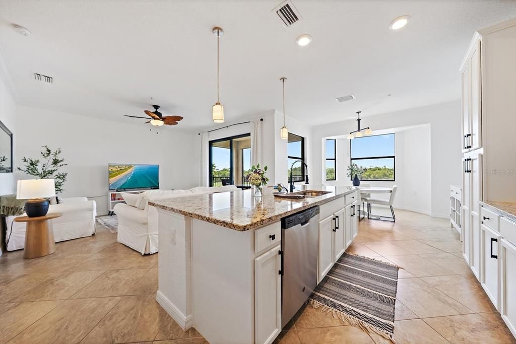 For Sale: $298,900 (2 beds, 2 baths, 1142 Square Feet)