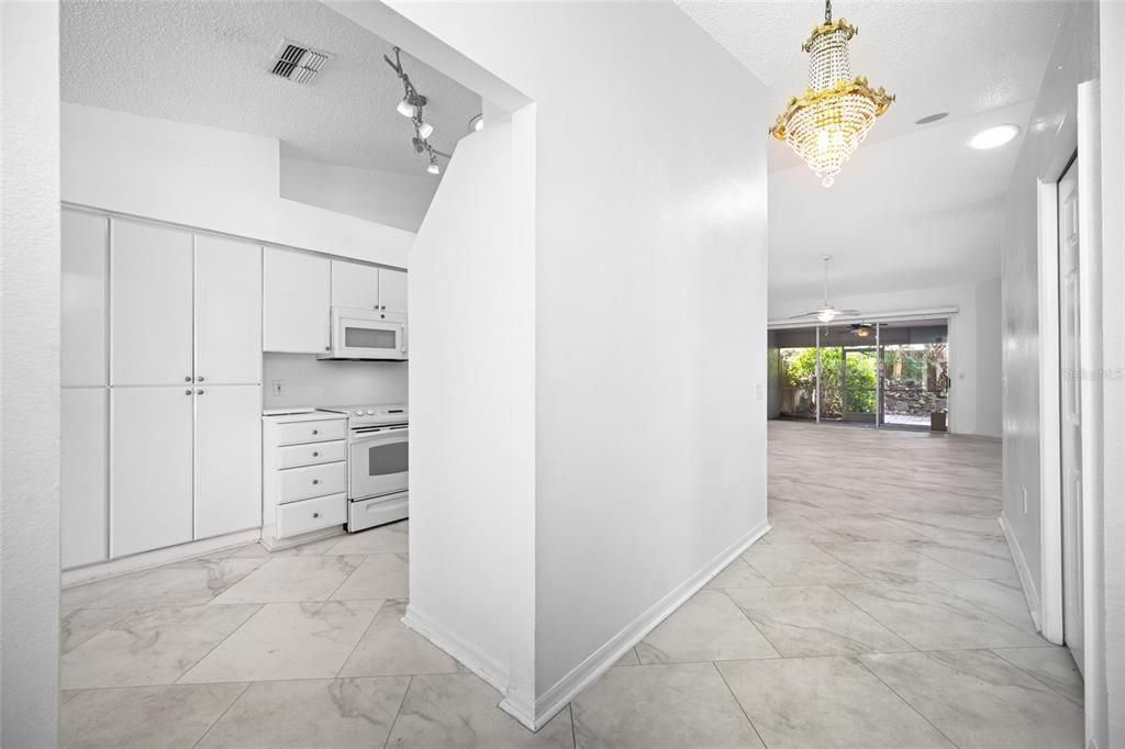 Под контрактом: $399,999 (3 спален, 2 ванн, 1680 Квадратных фут)