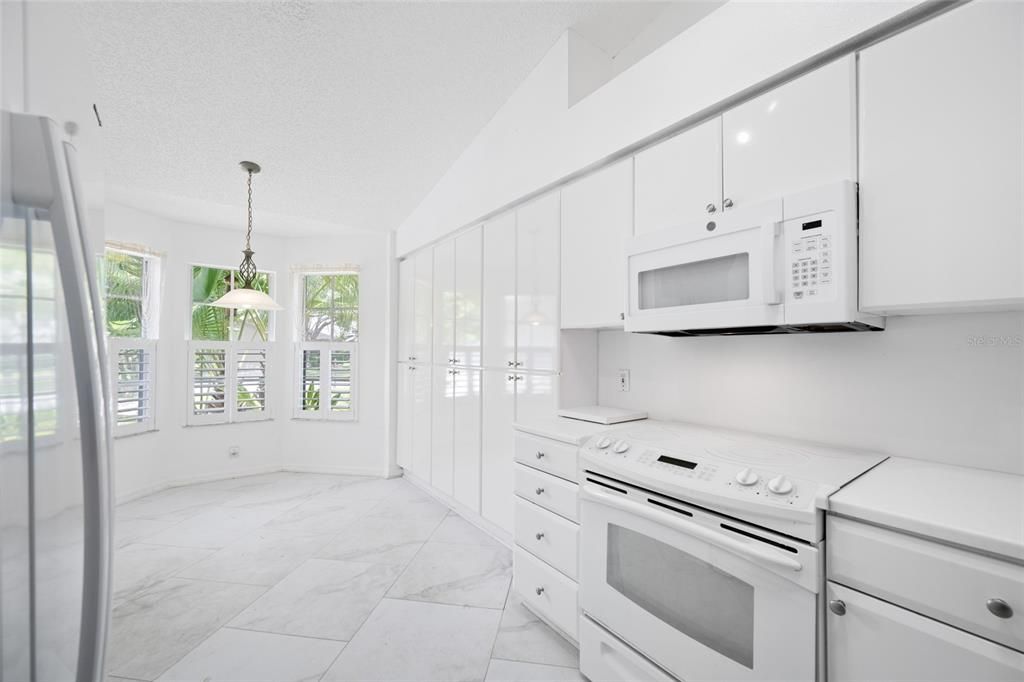 Под контрактом: $399,999 (3 спален, 2 ванн, 1680 Квадратных фут)