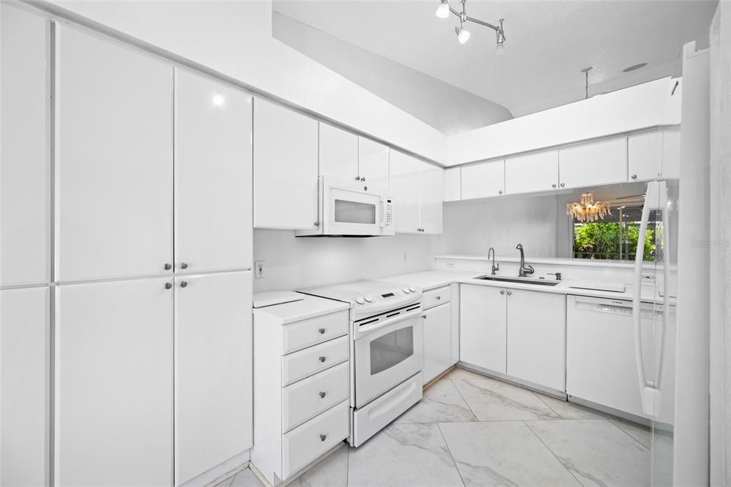 Под контрактом: $399,999 (3 спален, 2 ванн, 1680 Квадратных фут)