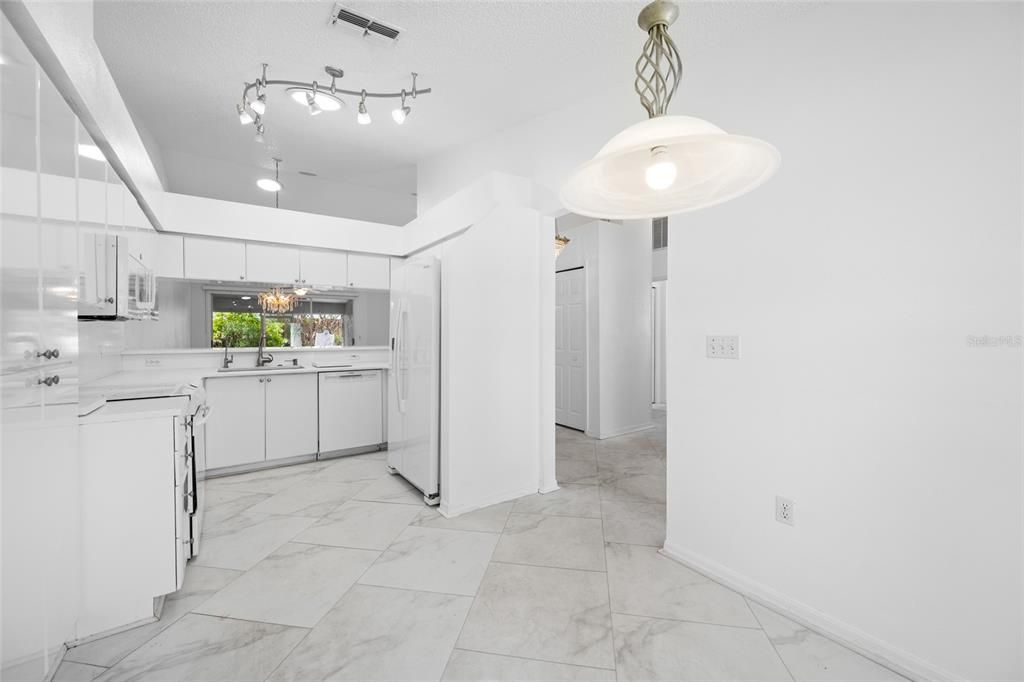 Под контрактом: $399,999 (3 спален, 2 ванн, 1680 Квадратных фут)