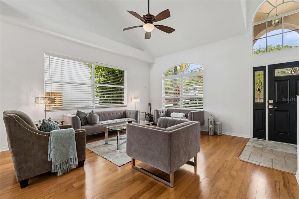 En Venta: $649,900 (3 camas, 2 baños, 2360 Pies cuadrados)