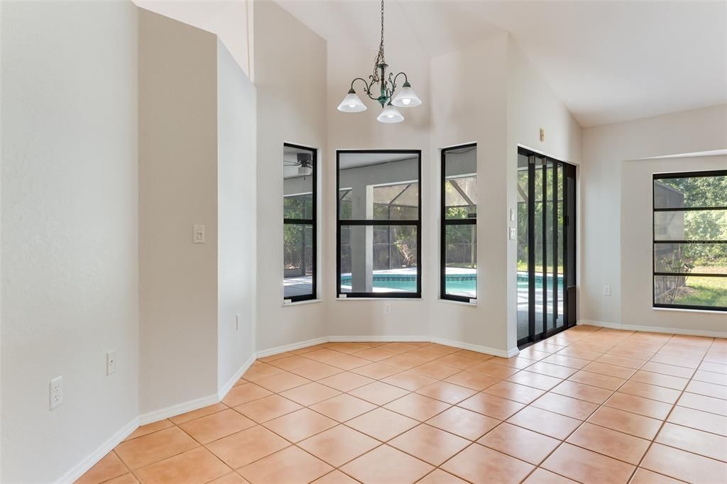Activo con contrato: $549,900 (3 camas, 2 baños, 2186 Pies cuadrados)