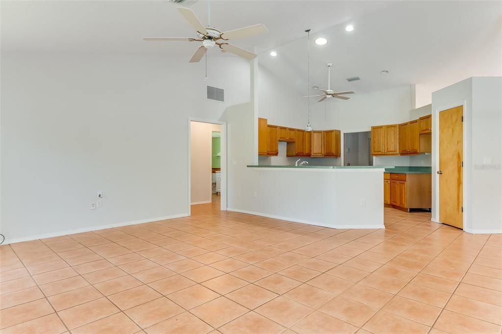 Activo con contrato: $549,900 (3 camas, 2 baños, 2186 Pies cuadrados)
