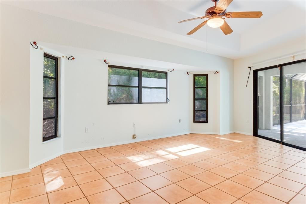Activo con contrato: $549,900 (3 camas, 2 baños, 2186 Pies cuadrados)