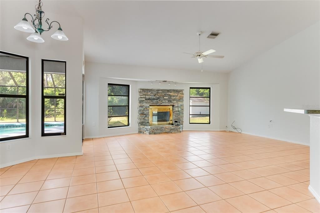 Activo con contrato: $549,900 (3 camas, 2 baños, 2186 Pies cuadrados)