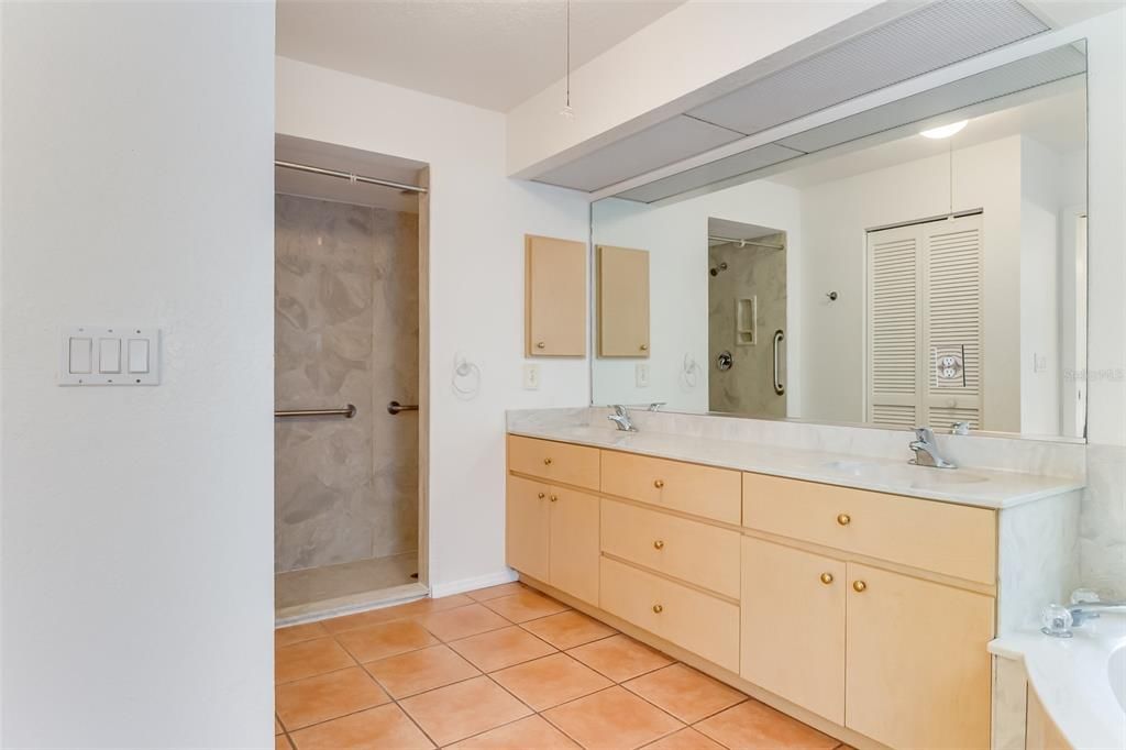 Activo con contrato: $549,900 (3 camas, 2 baños, 2186 Pies cuadrados)