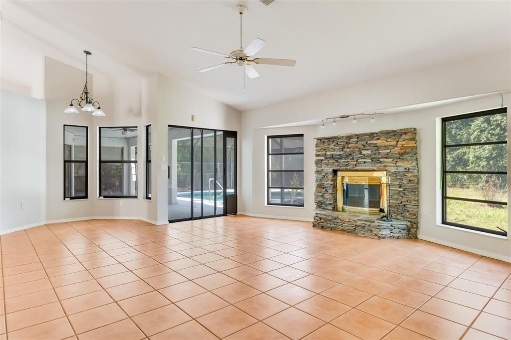 Activo con contrato: $549,900 (3 camas, 2 baños, 2186 Pies cuadrados)