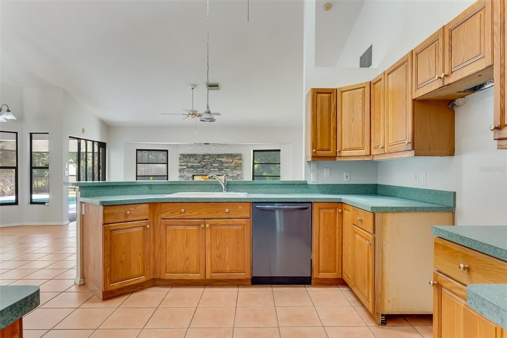 Activo con contrato: $549,900 (3 camas, 2 baños, 2186 Pies cuadrados)